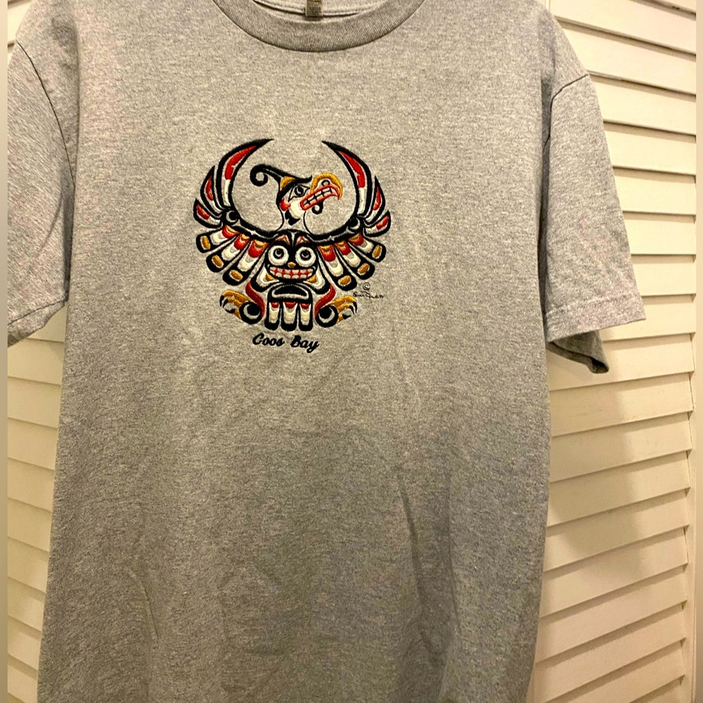 Embroidered Signed “Tribal Inuit Bird” T-Shirt Size Medium Gray Red Black EUC